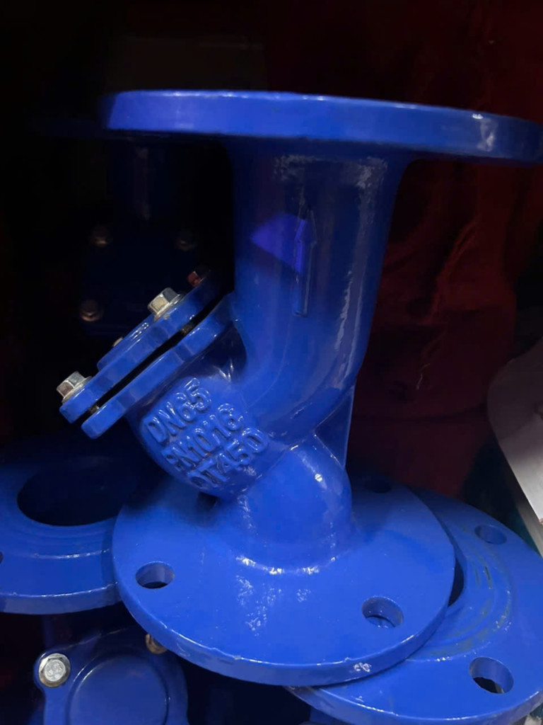"Van y lọc" hay còn gọi là "van một chiều lọc" (check valve), là một loại van dùng để kiểm soát hướng dòng chảy trong hệ thống đường ống. Nó có nhiệm vụ ngăn dòng chảy ngược, đảm bảo lưu chất chỉ chảy theo một chiều nhất định. Van y lọc thường được sử dụng để bảo vệ các thiết bị, máy móc hoặc các hệ thống khác khỏi bị hư hại do dòng chảy ngược.

Về cấu tạo, van y lọc có thể có một bộ phận lọc (filter) để loại bỏ tạp chất trong chất lỏng, và bộ phận van một chiều (check valve) giúp ngăn chặn dòng chảy ngược. Thường được sử dụng trong các hệ thống cấp nước, hệ thống bơm, hoặc các ứng dụng công nghiệp khác.

Nếu bạn muốn biết thêm về loại van này, như ứng dụng, cấu tạo, hay cách lắp đặt, hãy cho tôi biết thêm chi tiết!